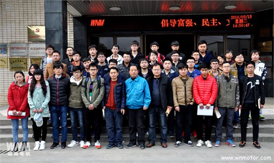 安工大在公司作畢業(yè)設(shè)計(jì)，在皖南電機(jī)合影留念