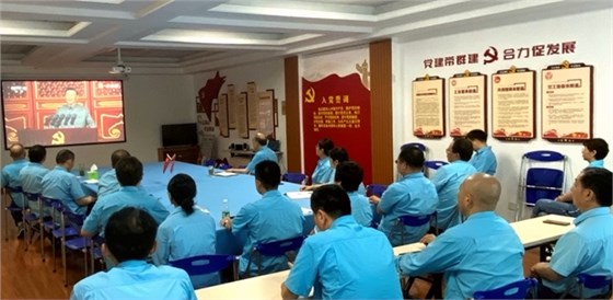 皖南電機(jī)黨委書記、副董事長管兵正在與公司黨員干部一起集中收看大會(huì)直播