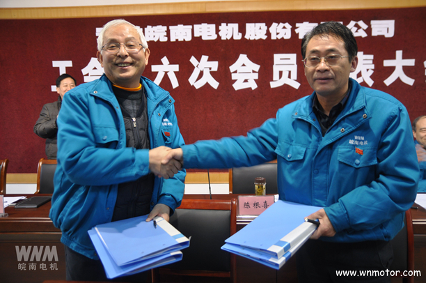 皖南電機陳學鋒、胡夏生分別代表行政和工會簽訂集體勞動合同