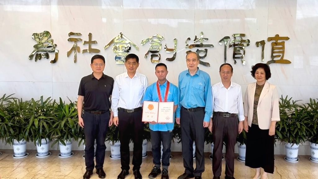 省、市總工會(huì)為皖南電機(jī)“全國(guó)五一勞動(dòng)獎(jiǎng)?wù)?rdquo;獲得者授牌頒獎(jiǎng)